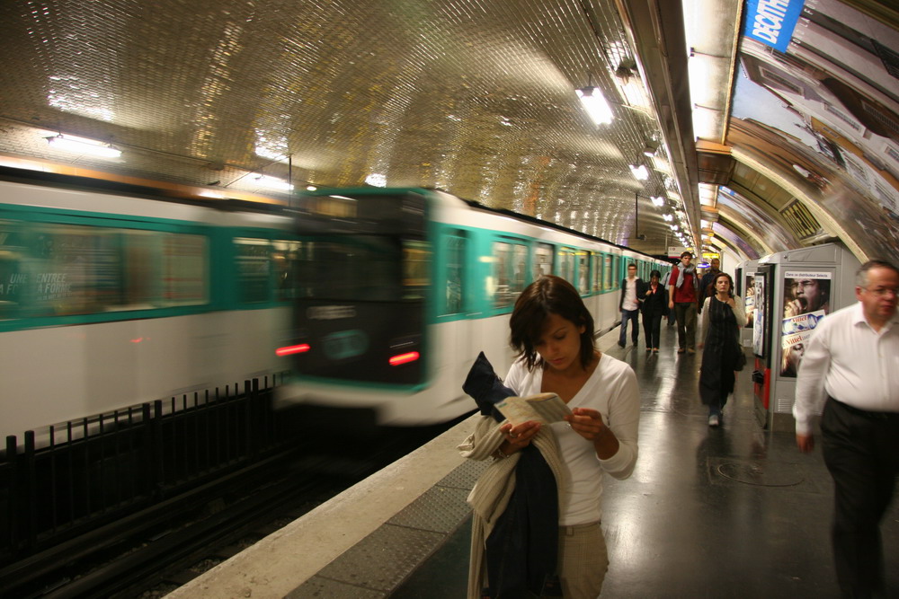 Aspettando la metro a parigi