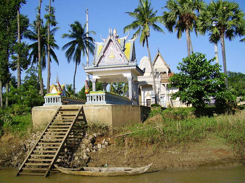 Tempio lungo il fiume