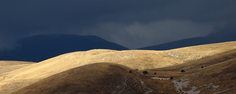 Ombre minacciose sulle colline