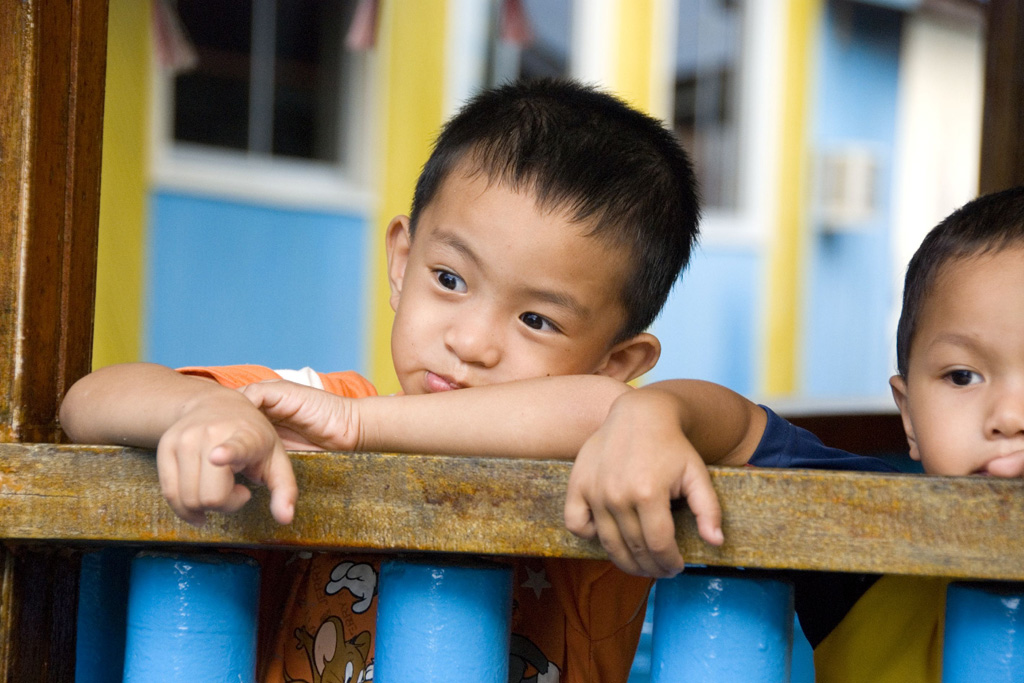 bambini alle case galleggianti di Sandakan