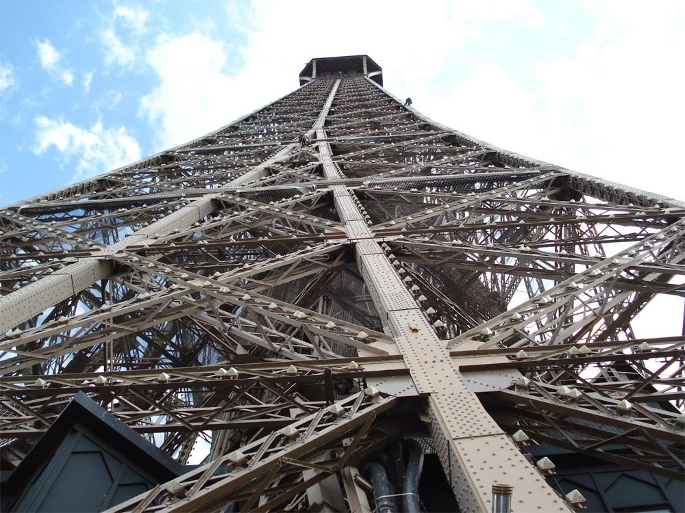Les hommes travaillent vers les nuages (2)