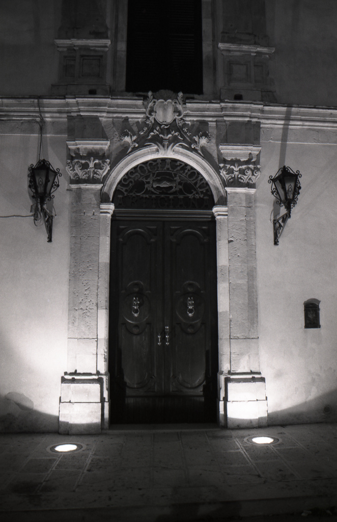 Studi 008 - Martina Franca, Piazza Plebiscito, Particolare portone, 15/10/2009