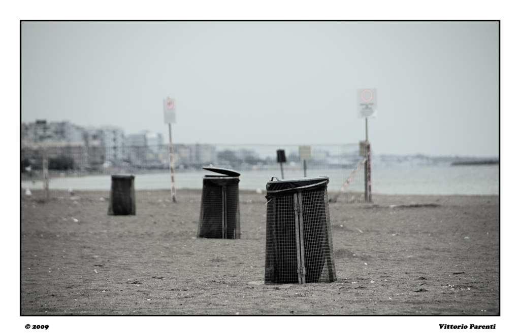 BIDONI IN SPIAGGIA