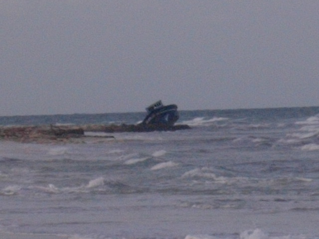 il relitto nella spiaggia