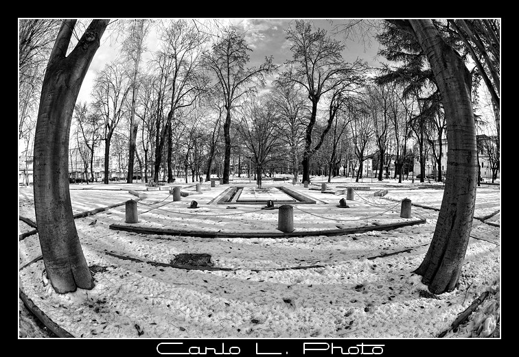 Guardo il mondo da un obl�