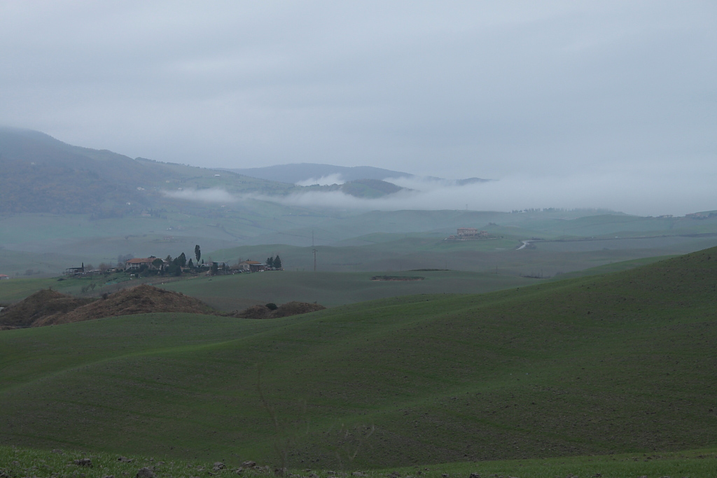 Colline nella nebbia..