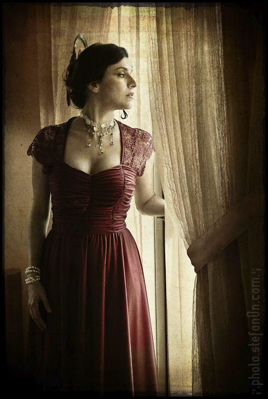 . ragazza con bracciale di perle