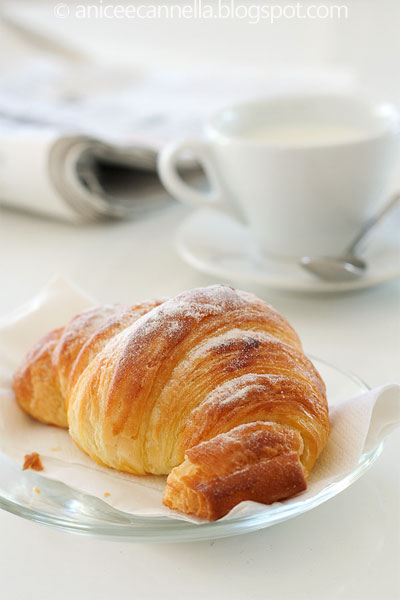 breakfast con croissant