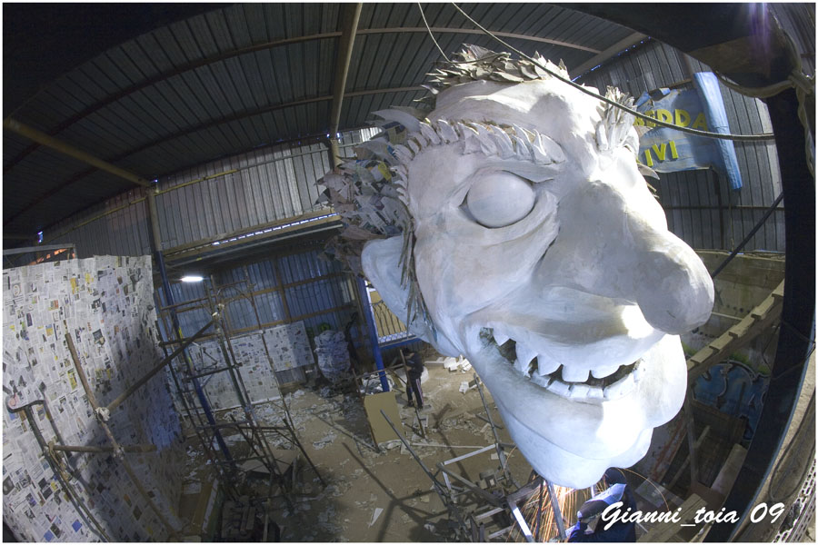 preprazione dei carri allegorici 2