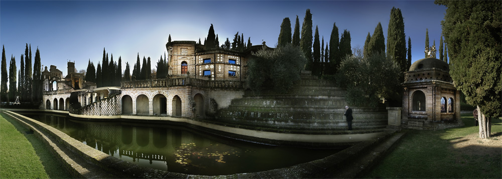 tra bizzarre architetture.