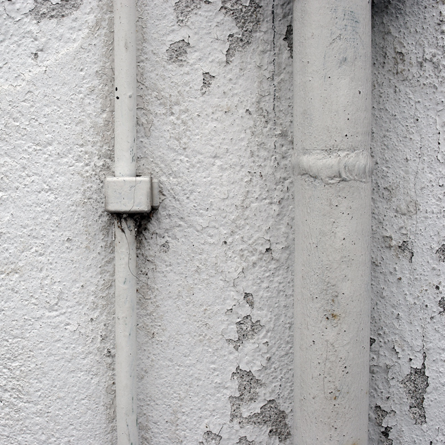 Tubi su muro. Bianco su bianco