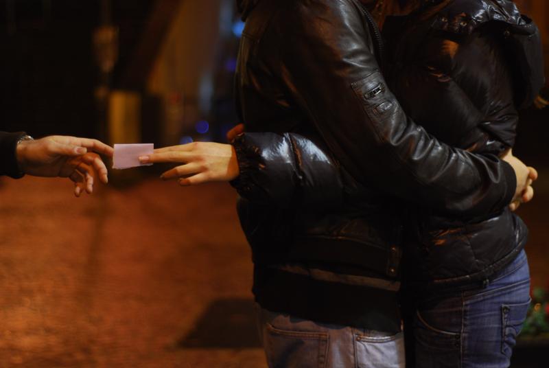 I traditori prendono l'uomo alle spalle.