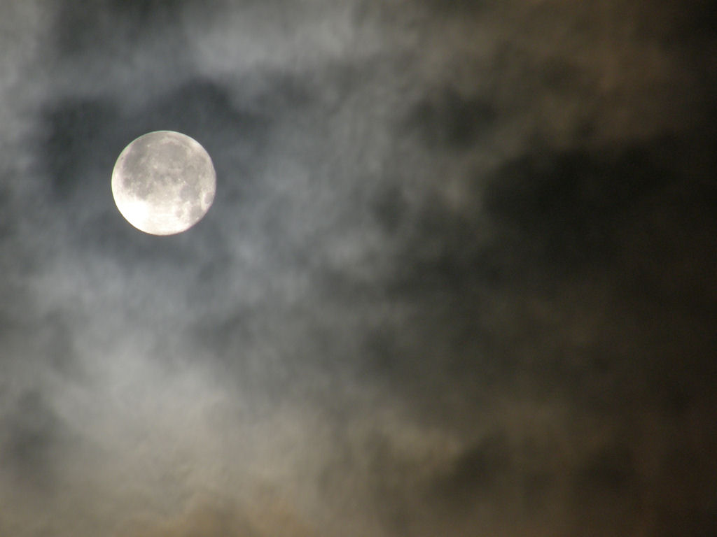 Luna piena prima dell'alba