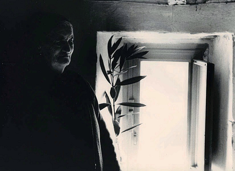 Signora di Scanno in un interno