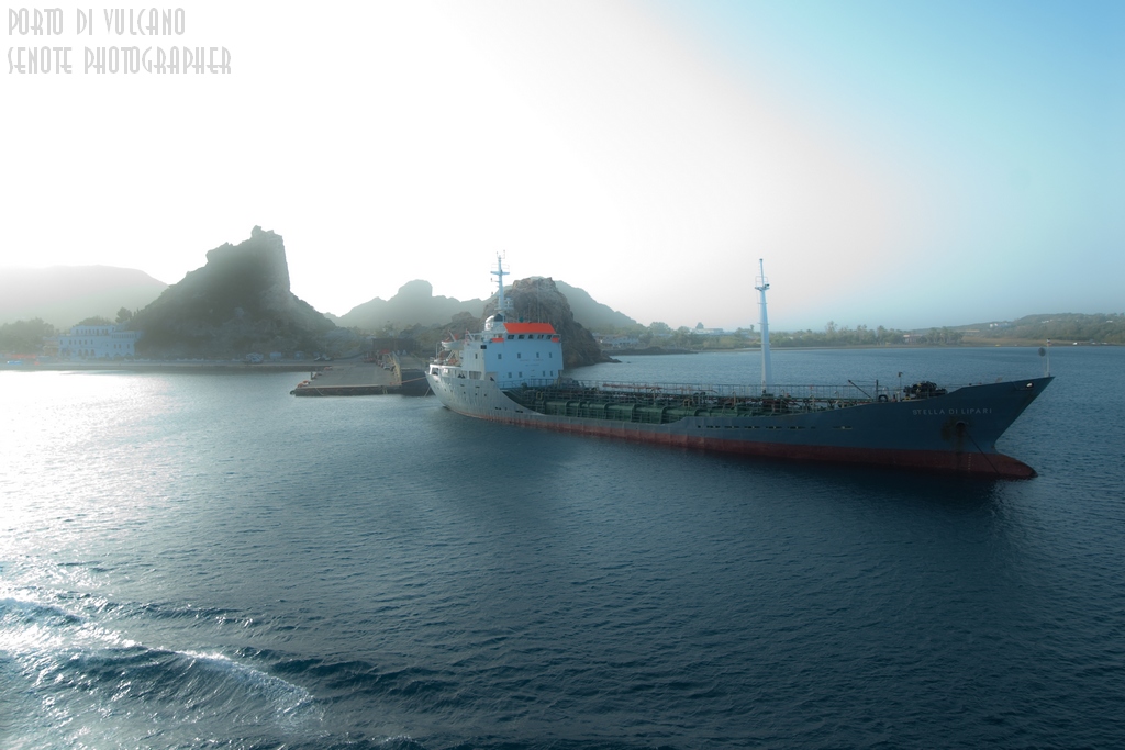 Il porto di Vulcano