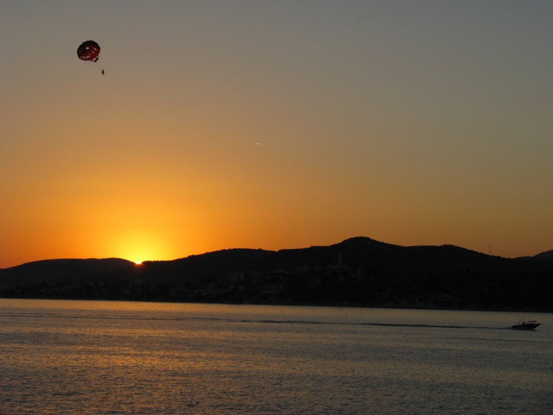 Parasailing al tramonto in Croazia