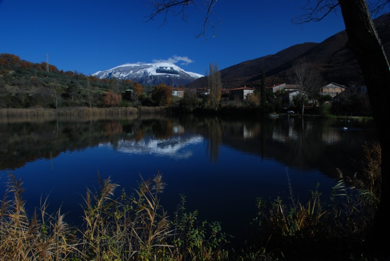 Monte Giano visto dal lago di Paterno