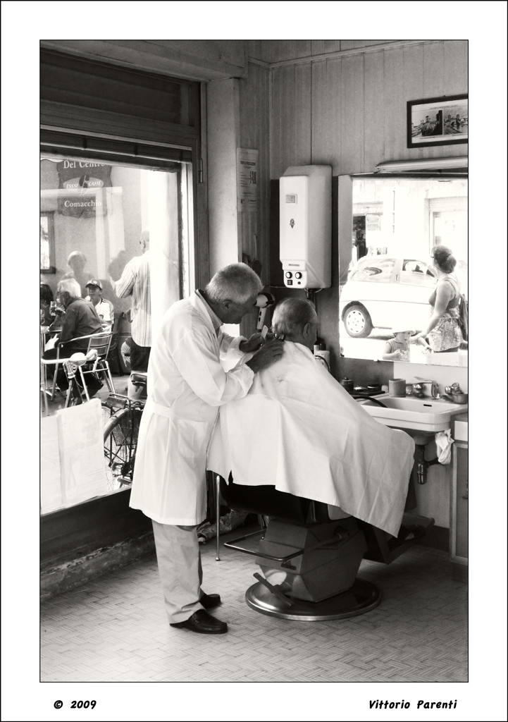 dalla strada....il parrucchiere