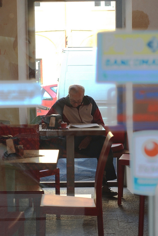 Al caff�,la lettura dei quotidiani
