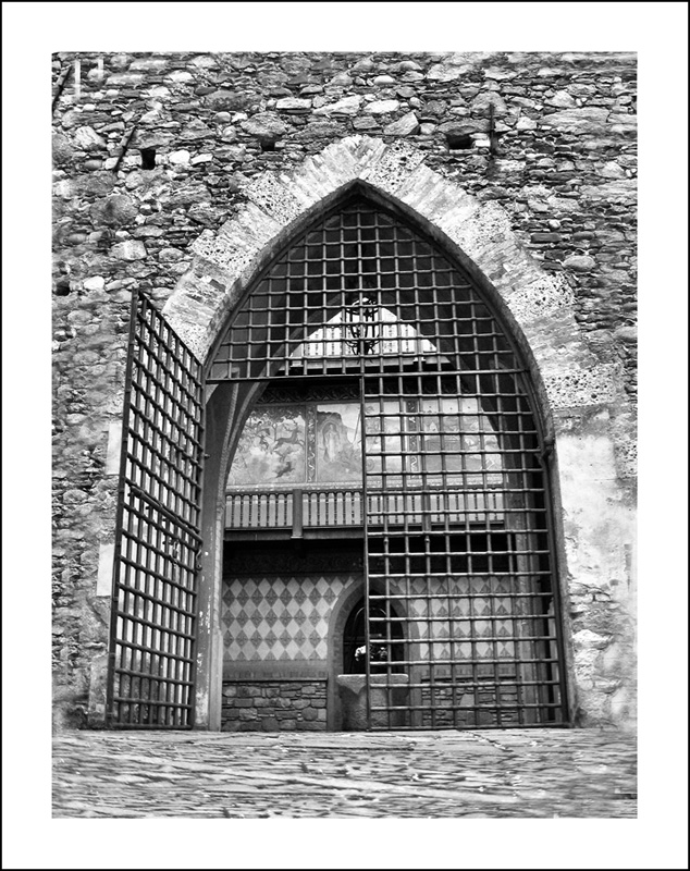 Cancello di ingresso al Castello di Monguzzo