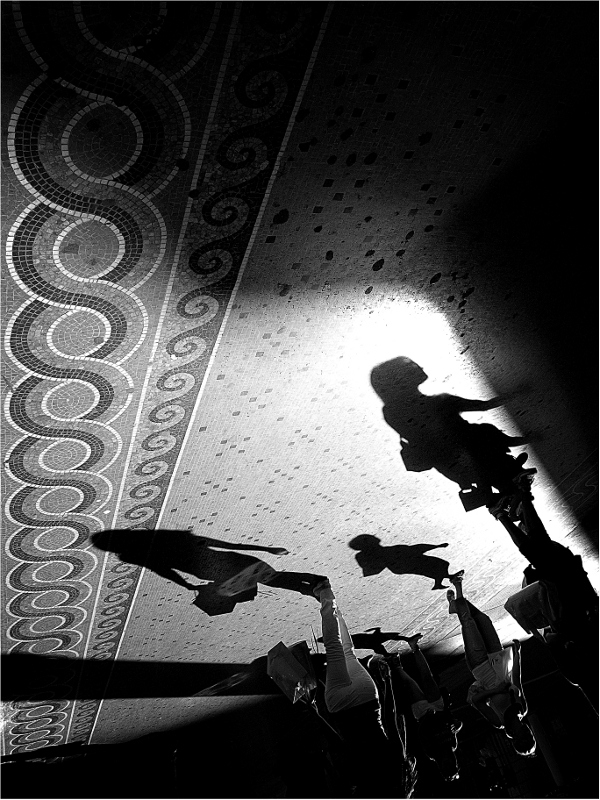 La luce costruisce tutto, e l'ombra le da forma..