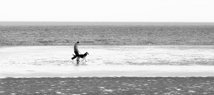 Irlanda - Walking on the seashore B/N