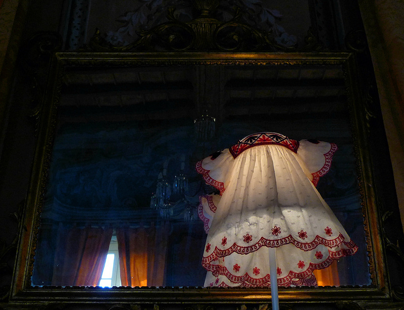 davanti allo specchio