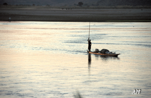 Madagascar - Piroga lungo il fiume Tsiribihina