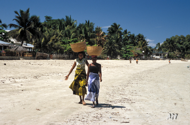 Madagascar - Ragazze a Nosy Be