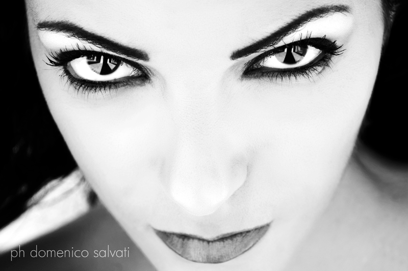 tengo due occhi che sono due mitragliatrici pesanti...