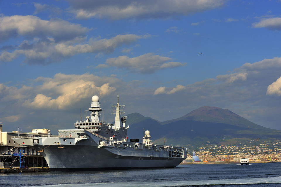 Nave Cavour a Napoli
