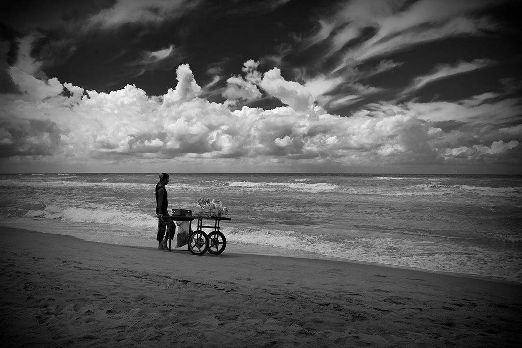 venditore autorizzato ma clandestino di mais arrostite sotto il sole caldissimo con un fortissimo vento a Torvajanica