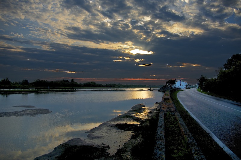 Alba in laguna a colori