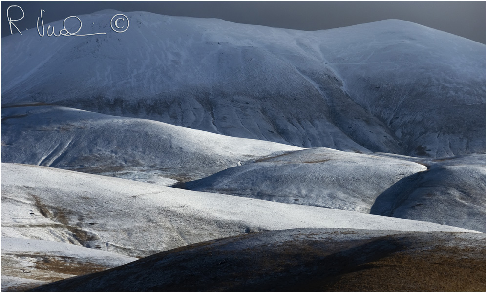 Ombre e onde di neve