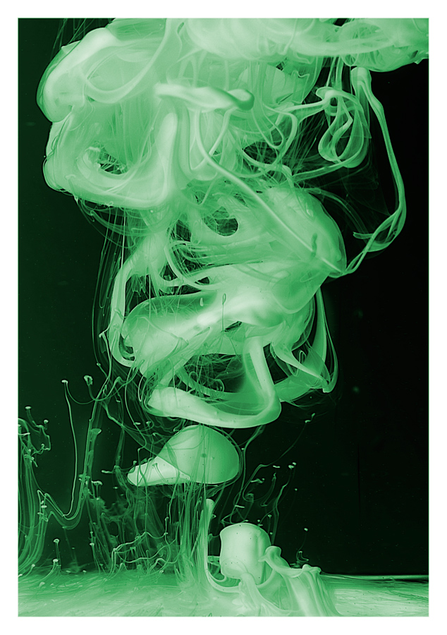 Fluido verde in campo nero