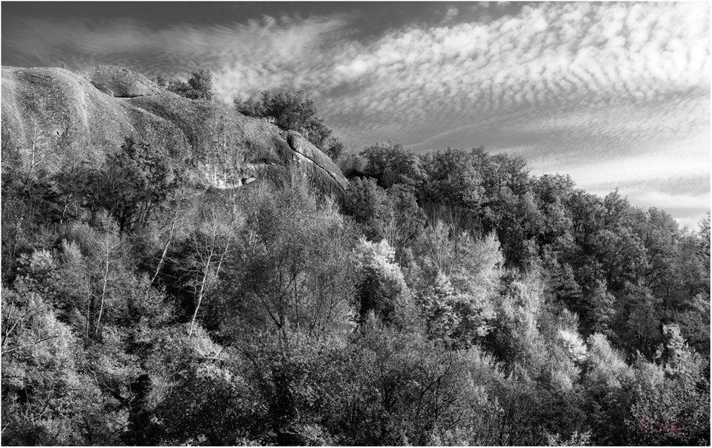 Foto d'archivio in B&W: scoglio nascosto...