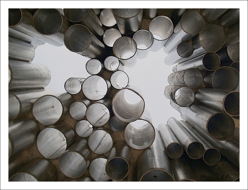 Monumento a Jean Sibelius a Helsinki visto da sotto