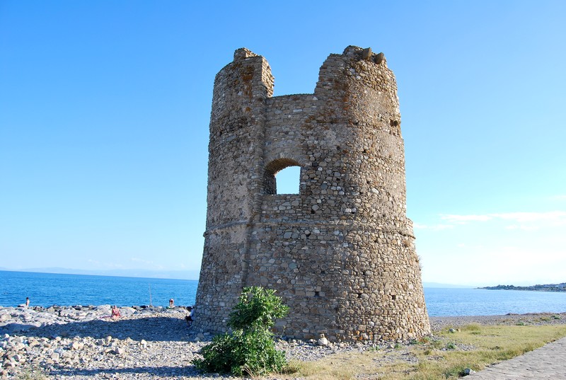 amendolara  marina  torre  spaccata