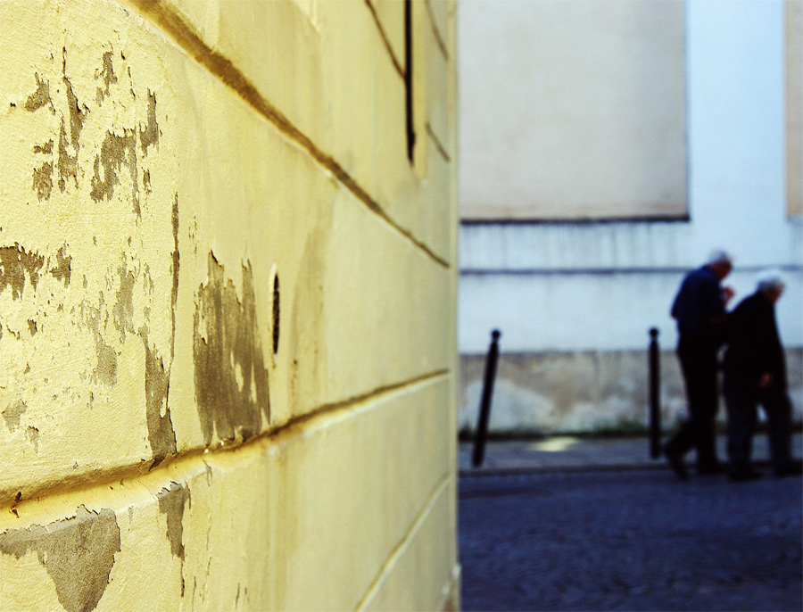 Muro giallo e passanti