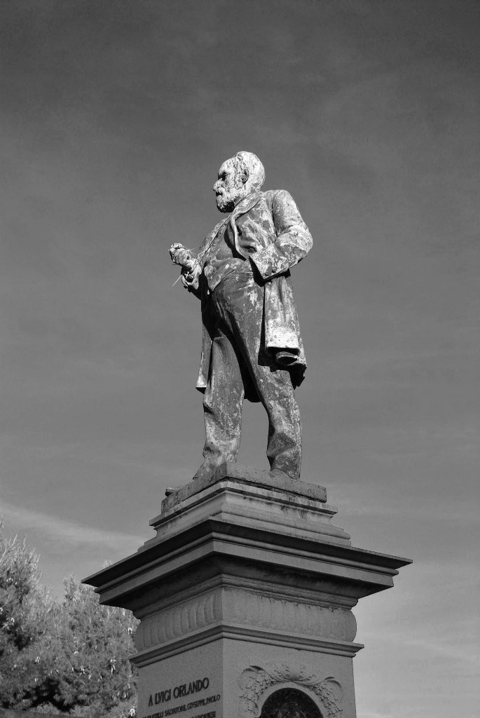 Statua di Luigi Orlando