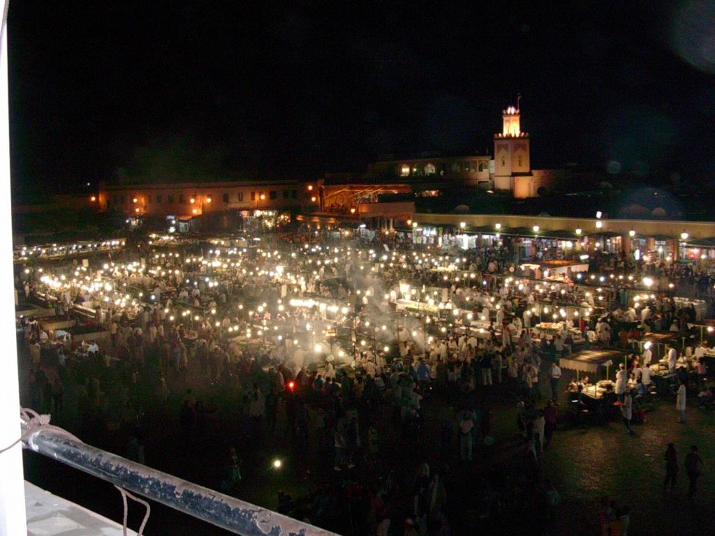 una piccola parte della piazza di jan el fna, scorcio notturno