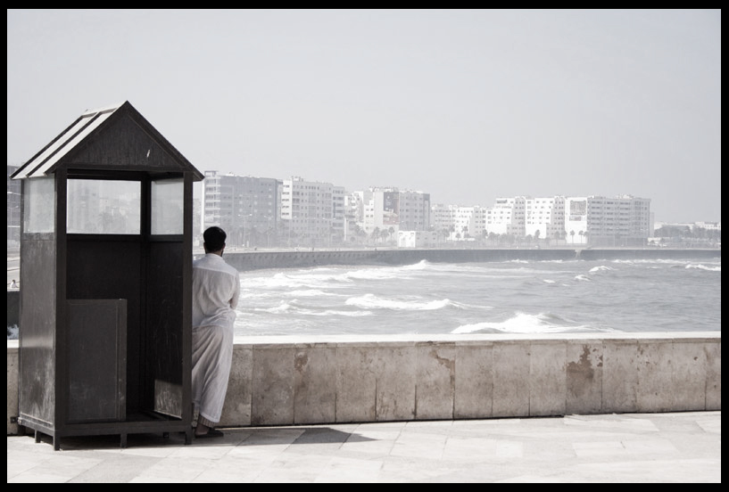 guardando l'oceano del marocco