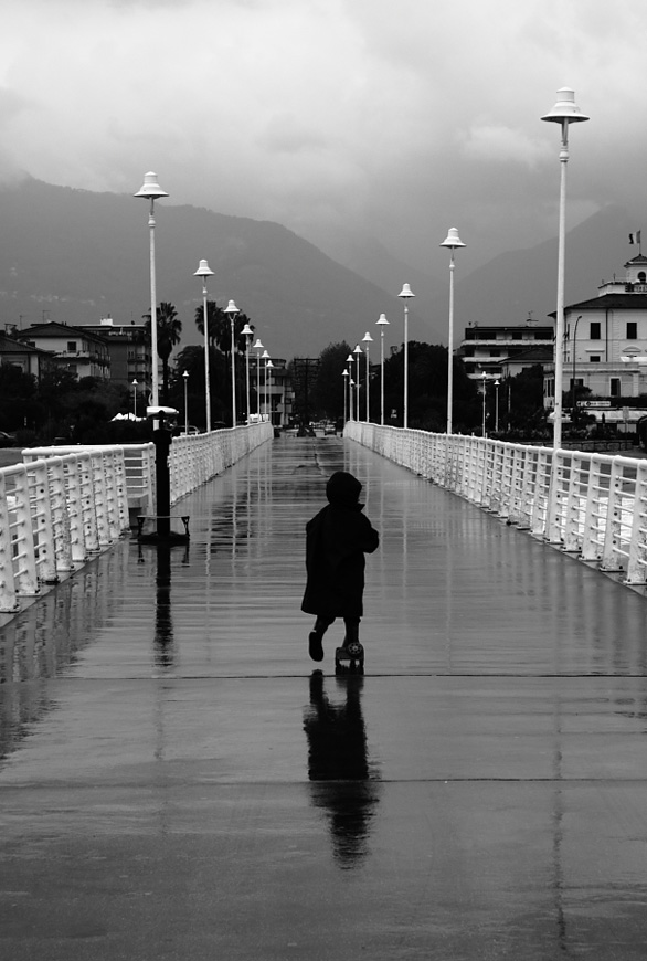 giocando sotto la pioggia