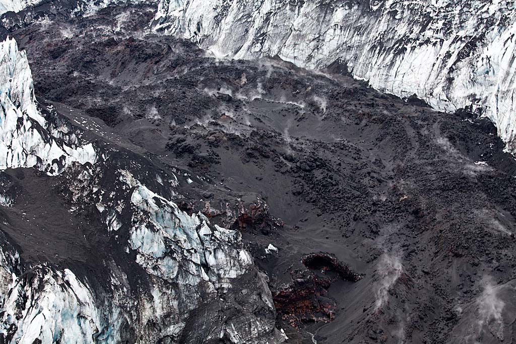 fiume di lava nel ghiacciao