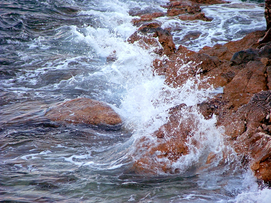 Onde sullo scoglio