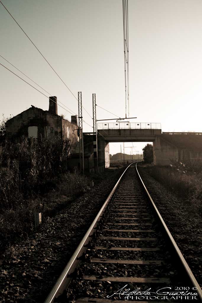Lungo la ferrovia.