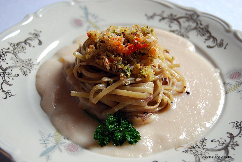 renette al radicchio in crosta di granchio e pistacchi su crema di cannellini