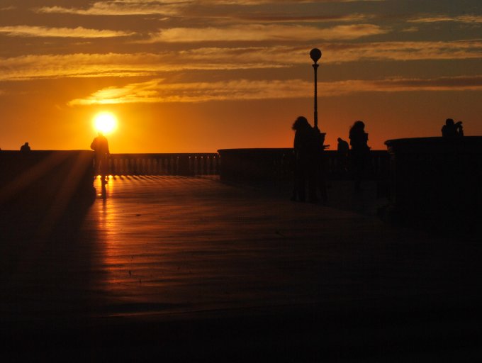 l'uomo con la testa nel sole