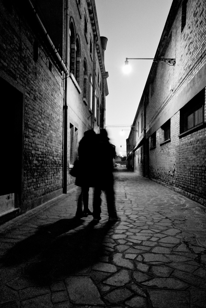 Due persone in un vicolo