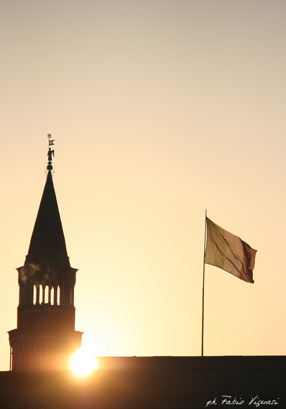 l'alba sul tricolore